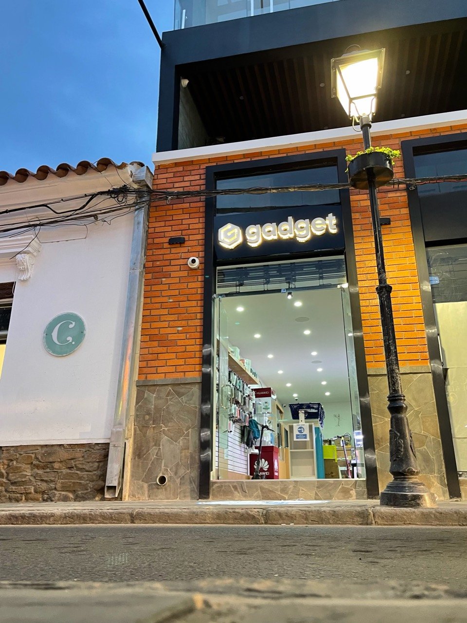 Fachada real de Gadget Bolivia en Tarija